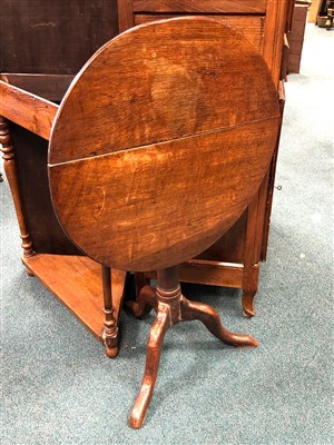 Lot 872 - A George III country oak snap top table