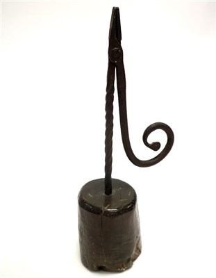 Lot 679 - An 18th century iron rush nip light