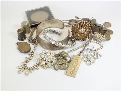 Lot 19 - A collection of costume jewellery