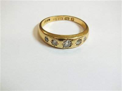 Lot 17 - A Victorian five stone diamond ring