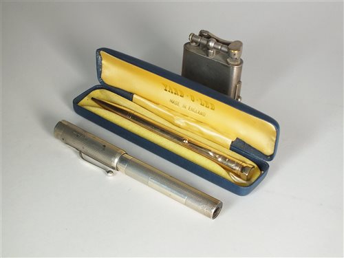 Lot 133 - A 9ct gold cased propelling pencil