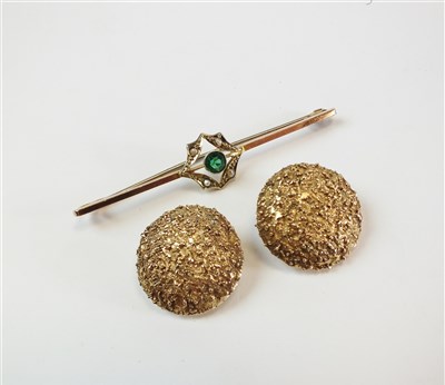 Lot 192 - A pair of 9ct gold earrings and a bar brooch