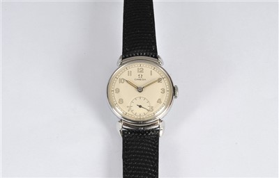 Lot 147 - A Gentleman's Omega Wristwatch with 'fancy lugs'