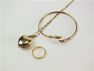 Lot 194 - A locket on chain, an 18ct gold wedding band and a bangle