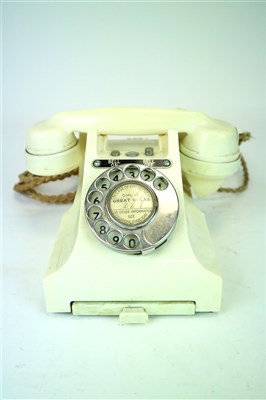 Lot 583 - An early 20th century ivory / cream coloured bakelite telephone