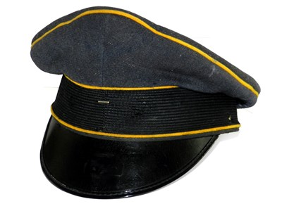 Lot 398 - A Luftwaffe Flight 'Fliegertruppe' Officer’s visor cap