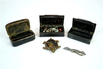 Lot 616 - A small miscellaneous collection to include snuff boxes, a novelty vesta case etc