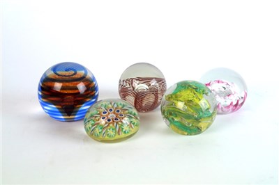 Lot 266 - A collection of glass paperweights (20th/21st century)