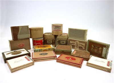 Lot 558 - A collection of thirteen vintage 20th century boxes of Havana and other cigars