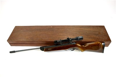 Lot 395 - A cased Webley & Scott Vulcan air rifle with accessories