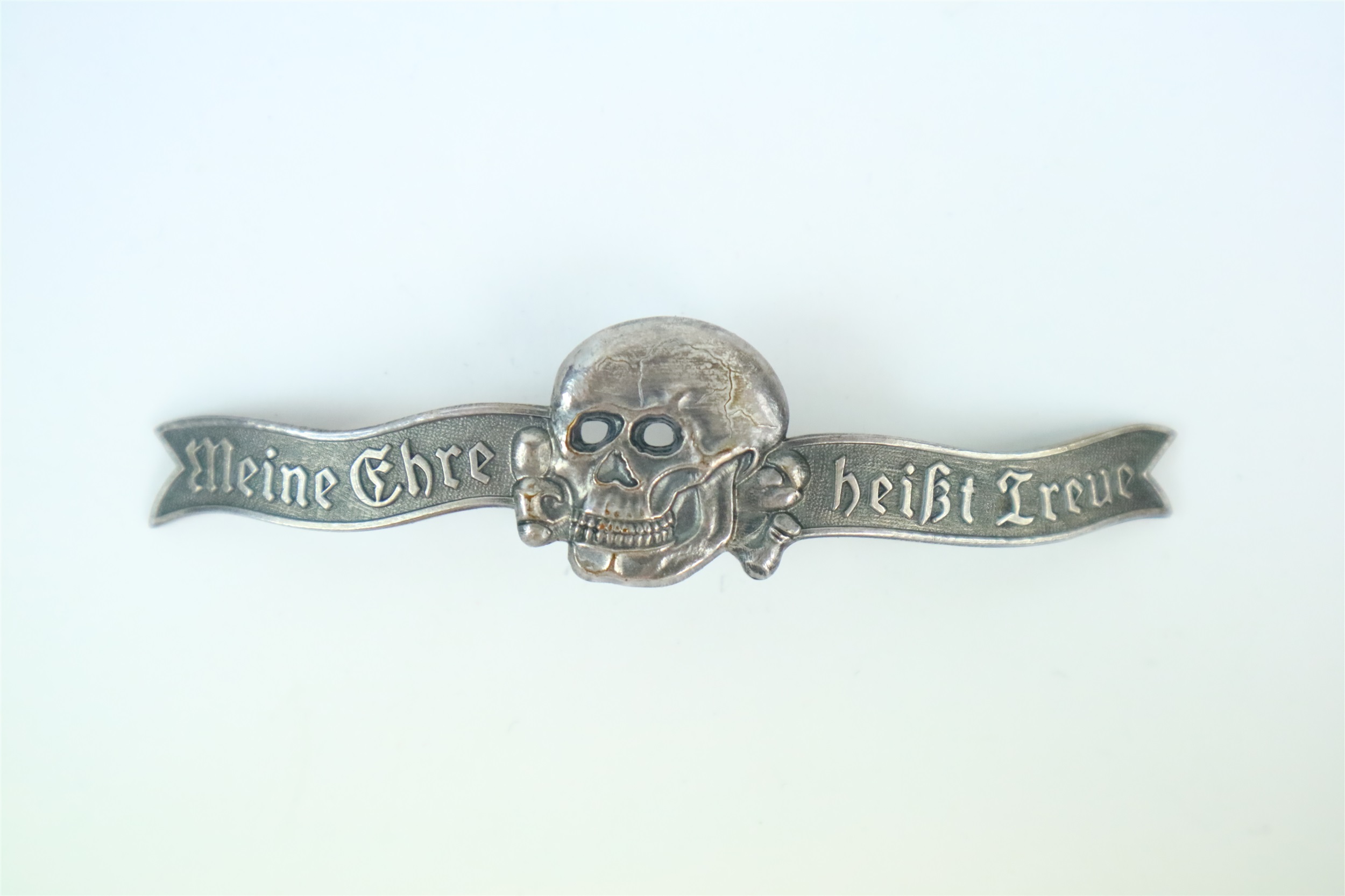 Lot 491 - A German Third Reich Waffen-SS skull breast