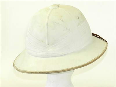Lot 542 - A WW2 British pith helmet, dated 1942 - size 7