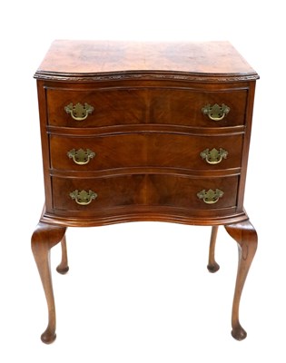 Lot 789 - A good quality reproduction mahogany and walnut veneered serpentine chest of  drawers
