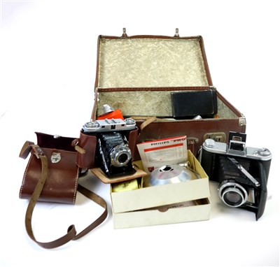 Lot 691 - A small vintage photographic collection