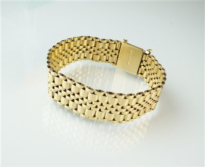 Lot 325 - A 9ct gold bracelet