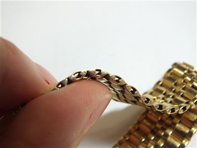 Lot 325 - A 9ct gold bracelet