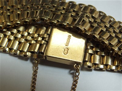 Lot 325 - A 9ct gold bracelet