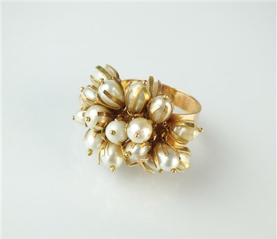 Lot 276 - A pearl dress ring