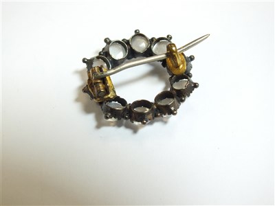 Lot 48 - A collection of three brooches