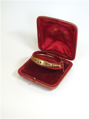 Lot 45 - A 9ct gold Victorian hinged bangle