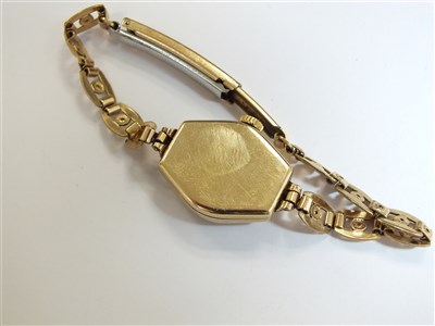 Lot 49 - A 9ct gold bracelet watch