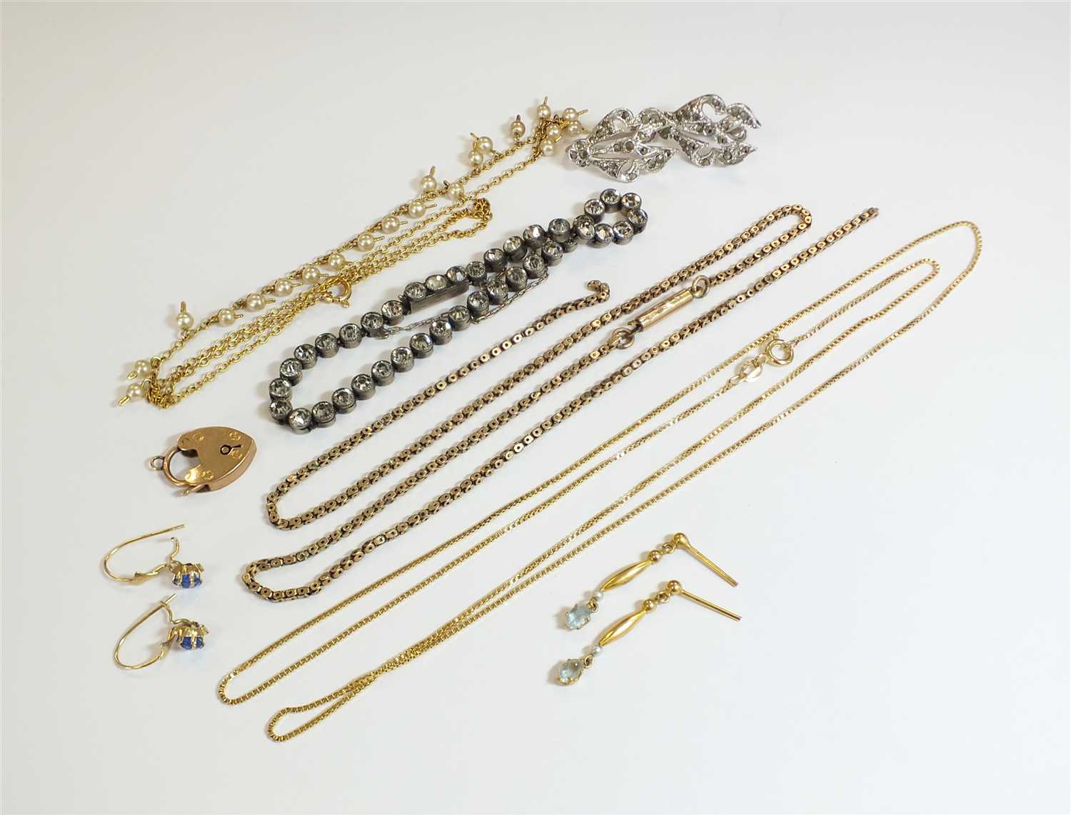 Lot 50 - A small collection of jewellery
