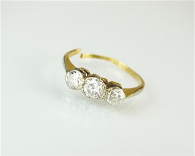 Lot 291 - A three stone diamond ring