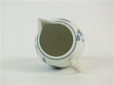 Lot 56 - A Caughley robin's beak cream jug