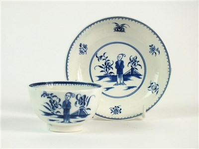 Lot 12 - A Caughley 'Waiting Chinaman' tea bowl and saucer