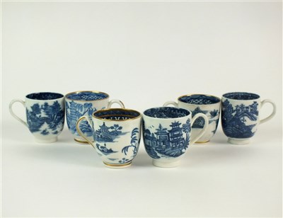 Lot 18 - Five Caughley blue and white porcelain coffee cups