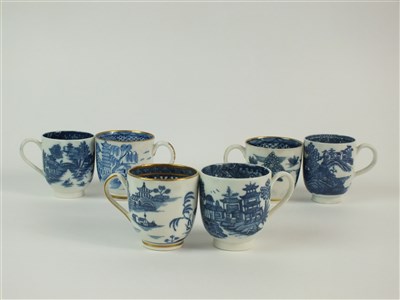 Lot 18 - Five Caughley blue and white porcelain coffee cups