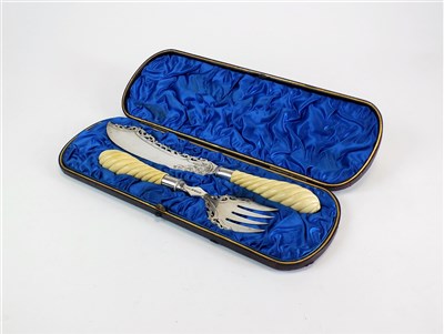 Lot 416 - A cased set of silver fish servers