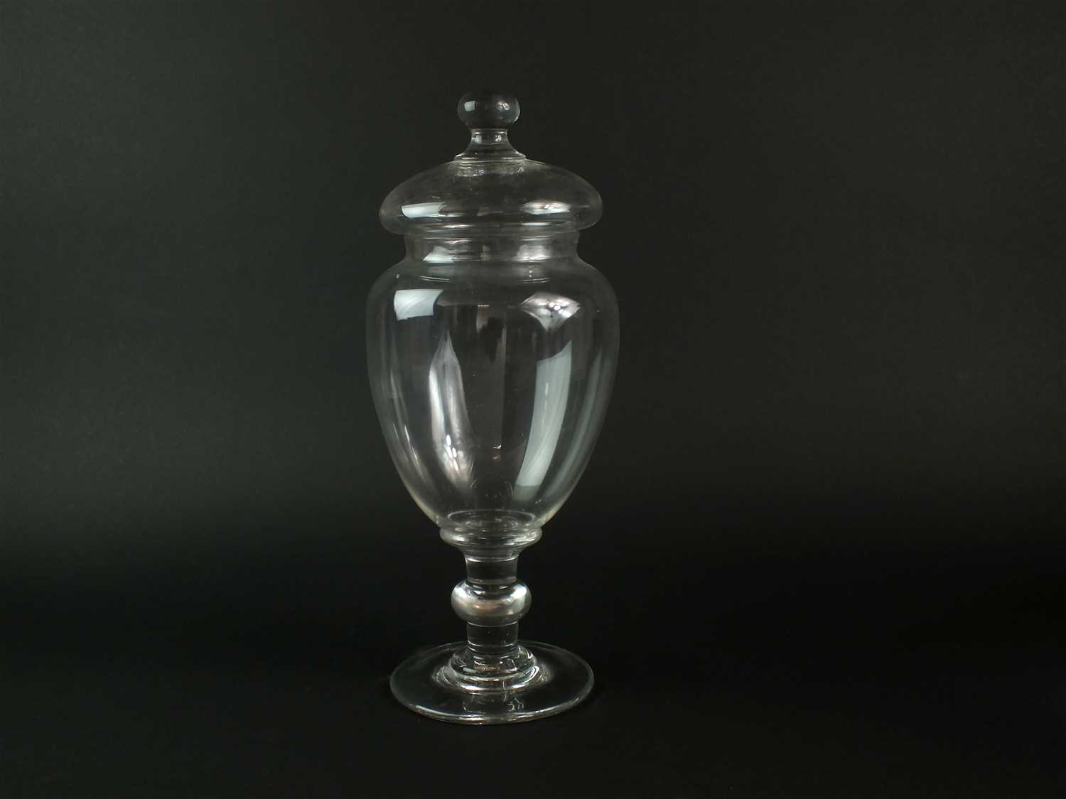 Lot 104 - A large glass apothecary jar and cover