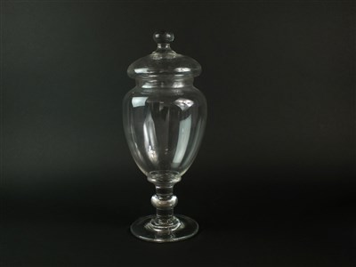 Lot 104 - A large glass apothecary jar and cover