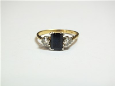 Lot 41 - A sapphire and diamond ring