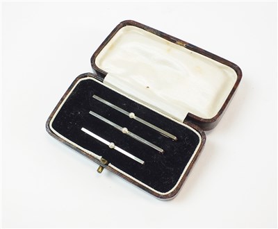 Lot 203 - A cased set of three graduated pearl brooch pins