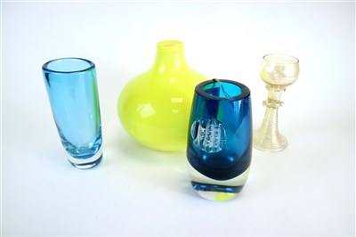 Lot 285 - A collection of coloured glassware