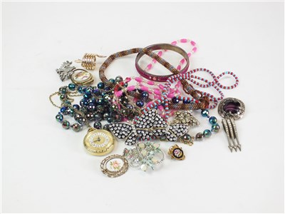 Lot 202 - A collection of costume jewellery