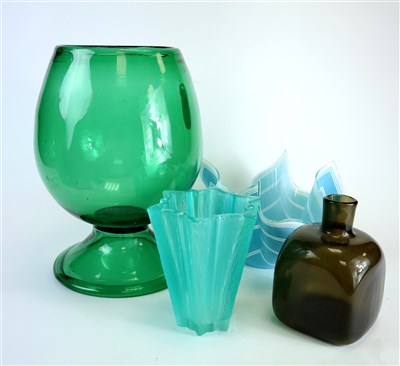 Lot 477 - A small selection of glassware