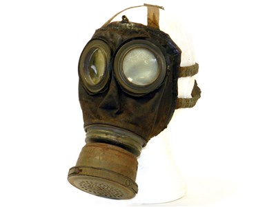 Lot 551 - A German WW1 respirator anti-gas mask