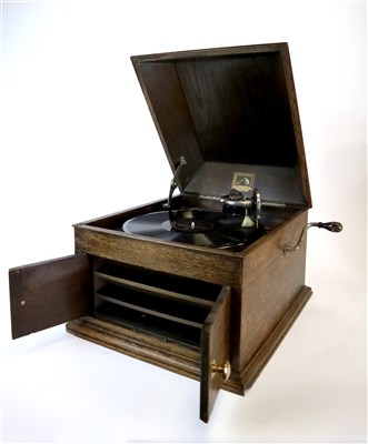 Lot 387 - A 20th century oak cased His Masters Voice model 103 table-top gramophone