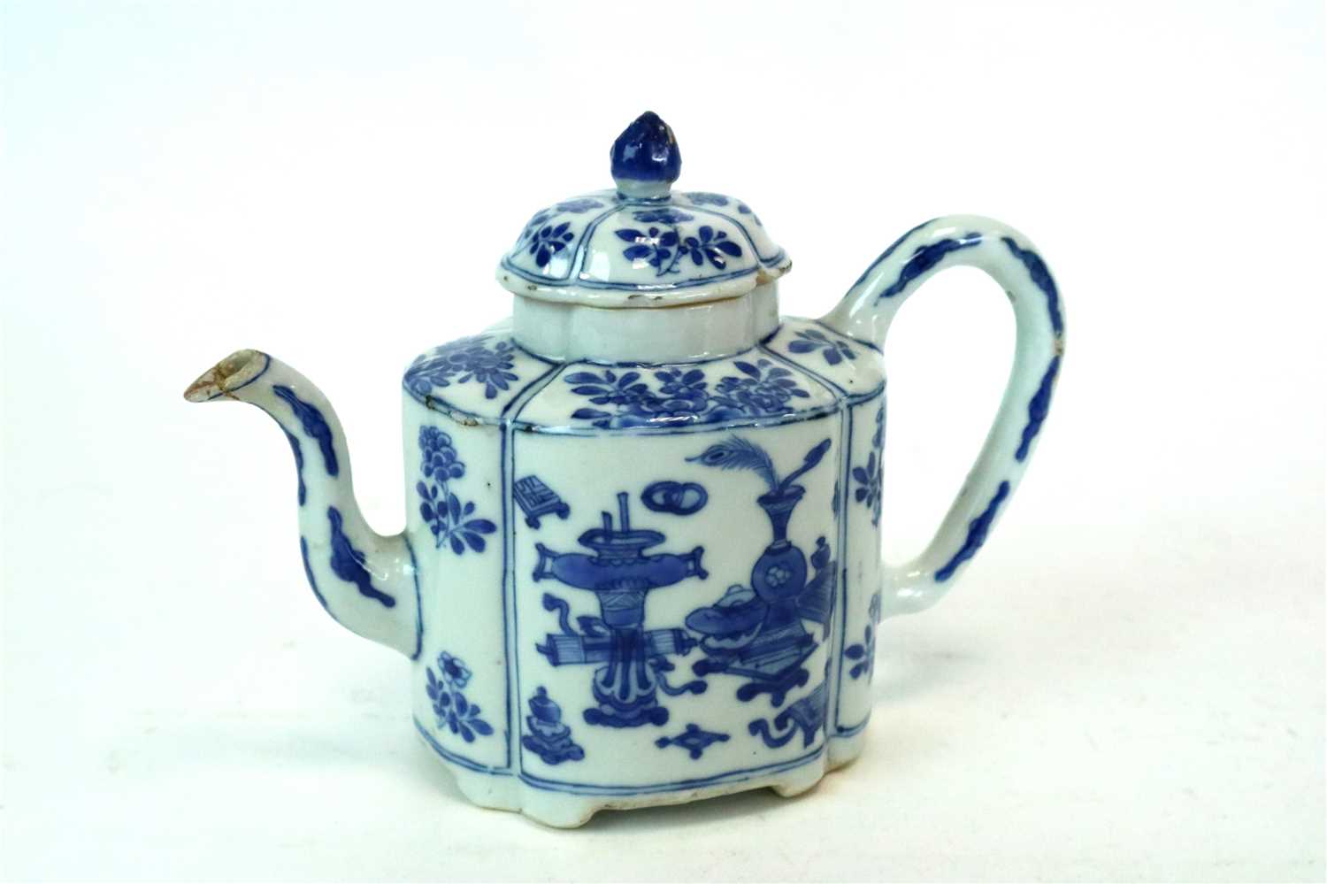 Lot 529 - A Chinese blue and white teapot