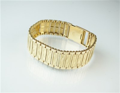 Lot 290 - A 9ct gold bark link bracelet