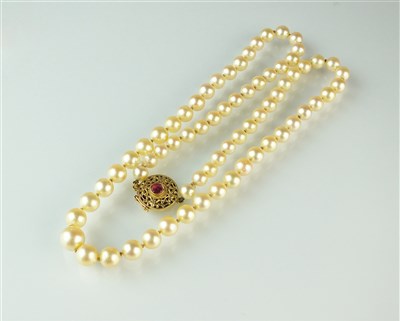 Lot 273 - A graduated cultured pearl necklace