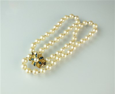 Lot 254 - A uniform cultured pearl necklace