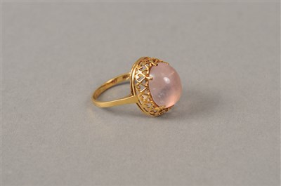 Lot 103 - A rose quartz cabochon ring