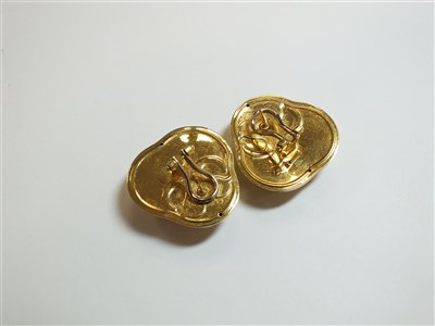 Lot 90 - A pair of knot earrings