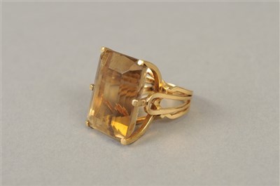 Lot 104 - A citrine cocktail ring