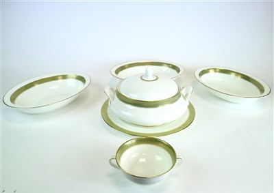 Lot 233 - A Royal Doulton Belvedere H5001 dinner service