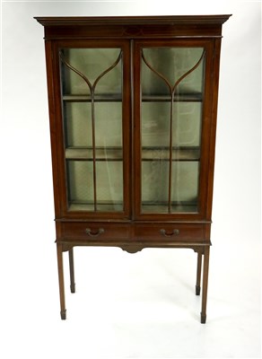 Lot 553 - An Edwardian mahogany display cabinet